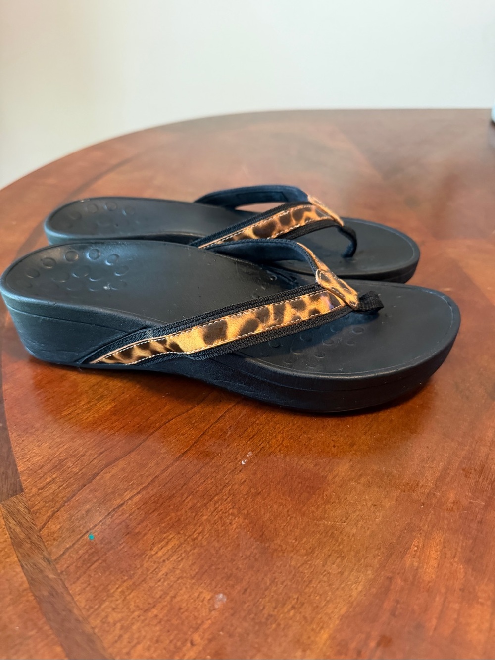 Vionic High Tide Wedge Sandals Size 8 Animal Print Chunky Flip Flops Black Thong